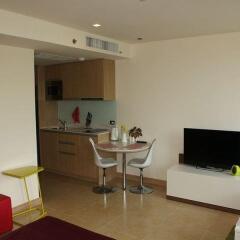 Апартаменты Suntalay The Cliff Apartments Паттайя комната для гостей фото 2