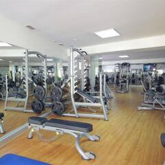 Отель Browns Sports & Leisure Club фитнесс-зал