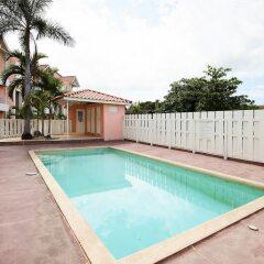 Отель The Oasis at Marley Manor бассейн