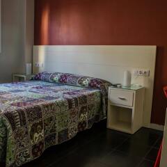 Отель Hostal San Vicente II сейф в номере