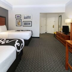 Отель La Quinta Inn & Suites Dallas North Central удобства в номере фото 2