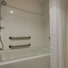 Отель Hampton Inn by Hilton Pawtucket ванная