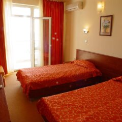 Отель Iris Beach Hotel - Half Board Болгария, Свети Влас - отзывы, цены и фото номеров - забронировать отель Iris Beach Hotel - Half Board онлайн комната для гостей