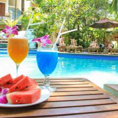 Отель The Viridian Resort бассейн