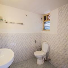 Отель OYO 13345 Home Courtyard Chapora Гоа ванная