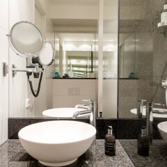 Отель Motel One Zürich Швейцария, Цюрих - отзывы, цены и фото номеров - забронировать отель Motel One Zürich онлайн ванная фото 2