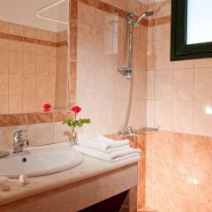 Отель Asterias Village Resort ванная