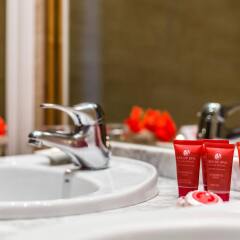 Отель Leonardo Hotel Granada Испания, Гранада - отзывы, цены и фото номеров - забронировать отель Leonardo Hotel Granada онлайн ванная фото 2