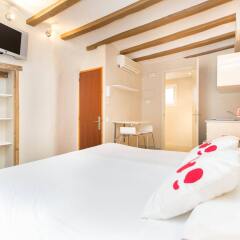 Отель AinB Gothic-Jaume I Apartments Испания, Барселона - 3 отзыва об отеле, цены и фото номеров - забронировать отель AinB Gothic-Jaume I Apartments онлайн комната для гостей фото 3