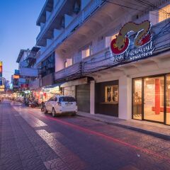 Nornyaowarat Hostel Бангкок спортивное сооружение