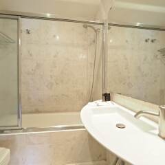 Отель Barcelonaforrent The Gaudi Suites Барселона ванная
