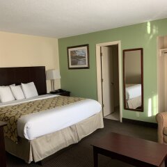 Отель Baymont Inn & Suites Jefferson City сейф в номере