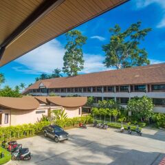 Отель Weekender Resort парковка
