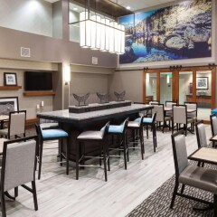 Отель Hampton Inn & Suites Tulare гостиничный бар
