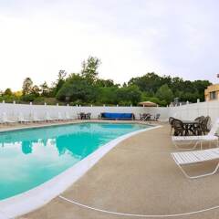 Отель All Seasons Inn and Suites бассейн