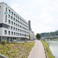Отель Motel One Salzburg-Mirabell Зальцбург приотельная территория