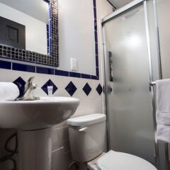 Отель Broadway Hotel & Hostel США, Нью-Йорк - отзывы, цены и фото номеров - забронировать отель Broadway Hotel & Hostel онлайн ванная фото 2