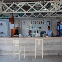 Babaylon Hotel Чешме гостиничный бар