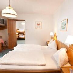 Отель Alpenhotel Badmeister сейф в номере