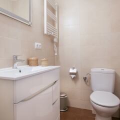 Отель Bbarcelona Encants Family Flat Барселона ванная фото 2