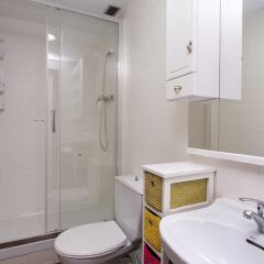 Отель Spacious & Quiet 4 Bedroom Apartment Испания, Барселона - отзывы, цены и фото номеров - забронировать отель Spacious & Quiet 4 Bedroom Apartment онлайн ванная фото 2