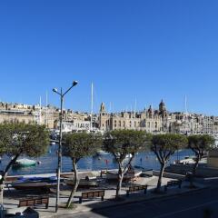 Апартаменты Senglea Seafront Apartment балкон
