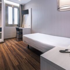 Отель Hostal Operaramblas Барселона сейф в номере