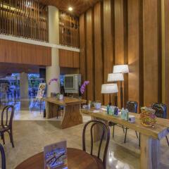 Bedrock Hotel Kuta Bali интерьер отеля