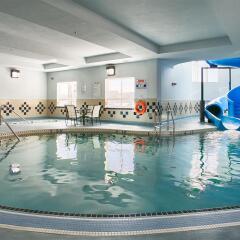 Отель Best Western Premier Freeport Inn Calgary Airport Канада, Калгари - отзывы, цены и фото номеров - забронировать отель Best Western Premier Freeport Inn Calgary Airport онлайн бассейн фото 3