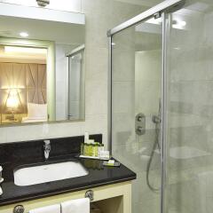 Doubletree By Hilton Hotel Izmir - Alsancak ванная