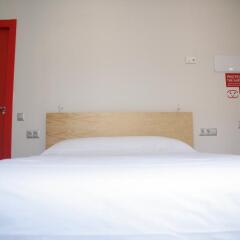 Отель Hostal Apolo сейф в номере