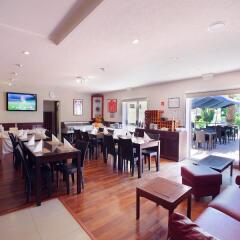 Отель Browns Sports & Leisure Club питание фото 2