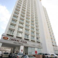 Отель Crowne Plaza Tel Aviv Beach парковка