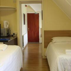 Отель Debden Guest House удобства в номере