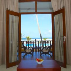 Отель Whispering Palms Hotel Шри-Ланка, Бентота - отзывы, цены и фото номеров - забронировать отель Whispering Palms Hotel онлайн балкон