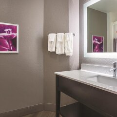 Отель La Quinta Inn & Suites Mpls-Bloomington West Блумингтон ванная фото 2