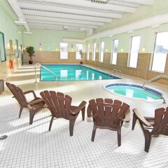 Отель Ramada Plaza & Conf Center by Wyndham Calgary Airport Канада, Калгари - отзывы, цены и фото номеров - забронировать отель Ramada Plaza & Conf Center by Wyndham Calgary Airport онлайн бассейн фото 3