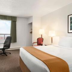 Отель Travelodge by Wyndham Calgary International Airport South Канада, Калгари - отзывы, цены и фото номеров - забронировать отель Travelodge by Wyndham Calgary International Airport South онлайн комната для гостей