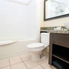 Отель Sandman Hotels & Suites Calgary West Канада, Калгари - отзывы, цены и фото номеров - забронировать отель Sandman Hotels & Suites Calgary West онлайн ванная фото 2