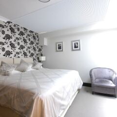 Отель Mayfair House сейф в номере