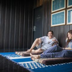 Kloem Hostel - Adults Only Бангкок интерьер отеля