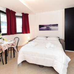 Апартаменты Studio Orange Five Stars Holiday House комната для гостей фото 3