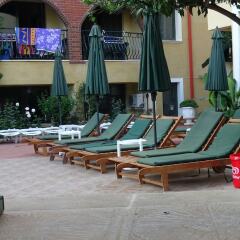 Отель Maxwell Holiday Club - Adults Only бассейн