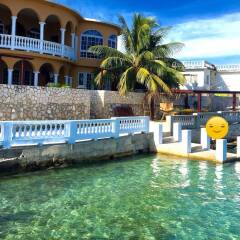 Отель Waters Edge Guest House бассейн