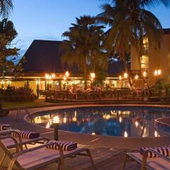 Отель Mercure Nadi бассейн