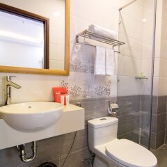 Отель RedDoorz Plus near Tan Son Nhat Airport 2 ванная фото 2