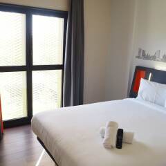Отель easyHotel Barcelona Fira Испания, Оспиталет-де-Льобрегат - отзывы, цены и фото номеров - забронировать отель easyHotel Barcelona Fira онлайн комната для гостей фото 3