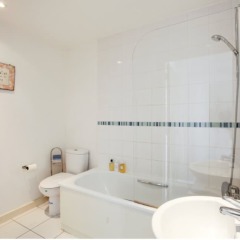 Отель 1 Bedroom Apartment in Bow With Spectacular Views Великобритания, Лондон - отзывы, цены и фото номеров - забронировать отель 1 Bedroom Apartment in Bow With Spectacular Views онлайн ванная