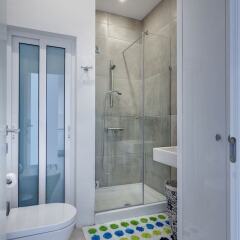 Отель Modern Seaview Apartment In a Prime Location Мальта, Слима - отзывы, цены и фото номеров - забронировать отель Modern Seaview Apartment In a Prime Location онлайн ванная