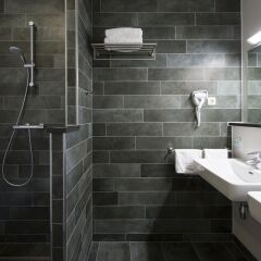 Отель Bastion Hotel Amsterdam Airport Нидерланды, Хофддорп - отзывы, цены и фото номеров - забронировать отель Bastion Hotel Amsterdam Airport онлайн ванная фото 2